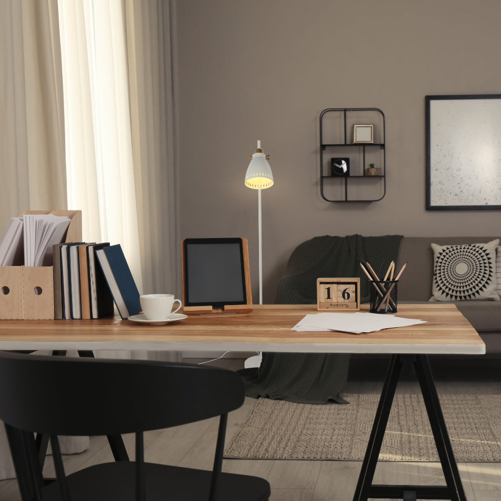 Lámpara de pie con pantalla cónica y detalles dorados, perfecta para decorar salas de estar con estilo contemporáneo y elegancia.