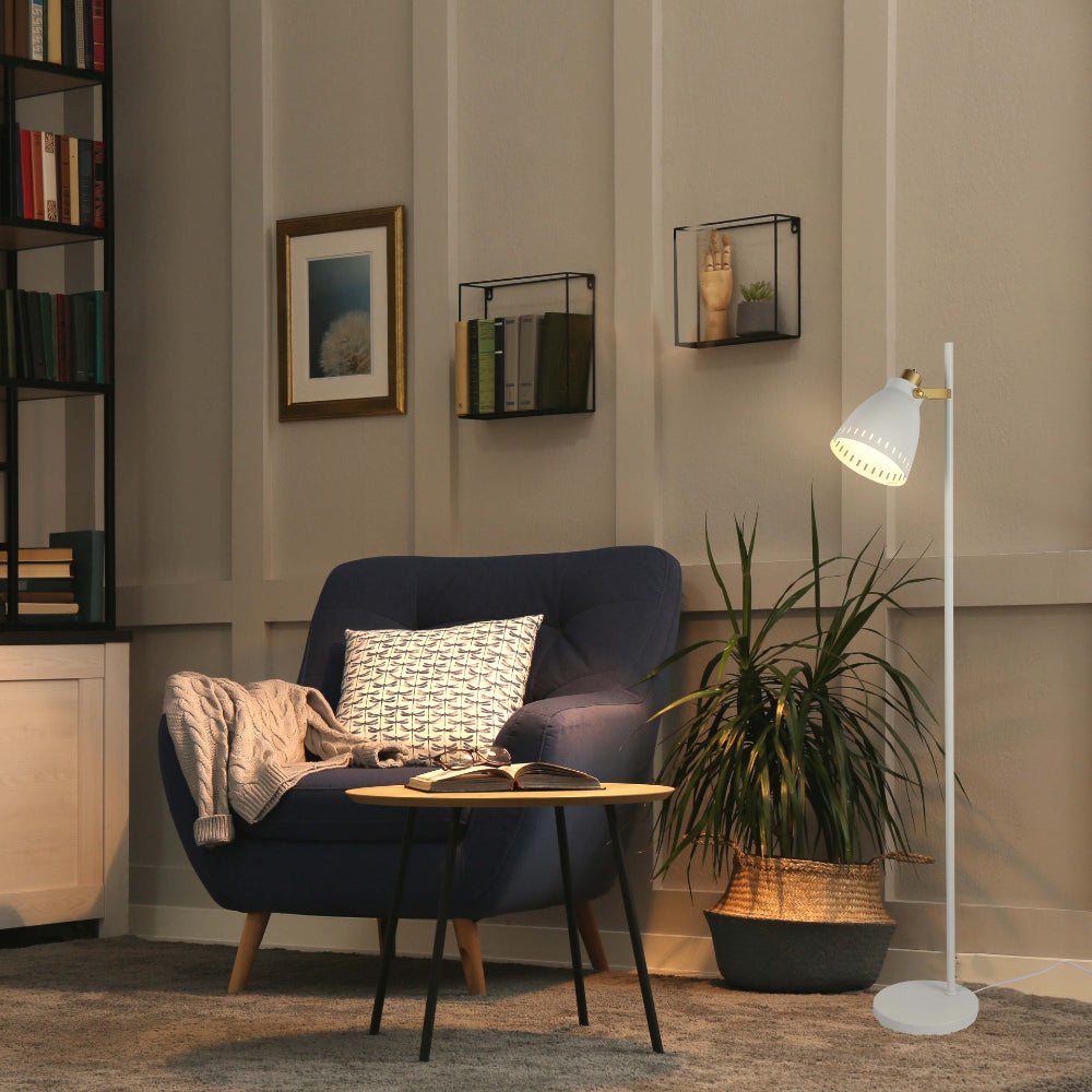 Lámpara de pie con pantalla cónica y detalles dorados, ideal para salones modernos y decoraciones elegantes.