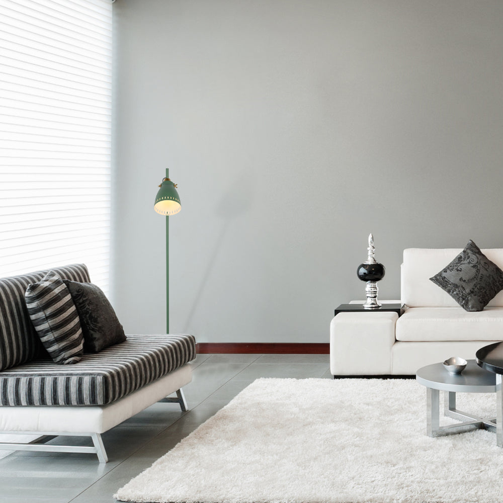Lámpara de pie con pantalla cónica y detalles dorados, perfecta para salones con estilo contemporáneo y decoración versátil.