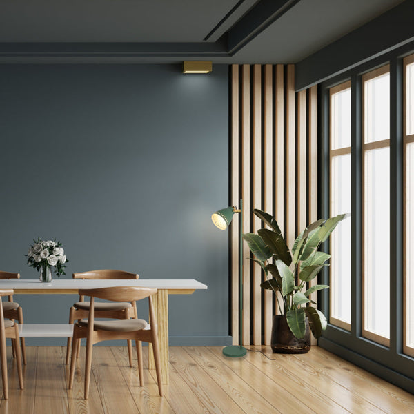 Lámpara de pie con pantalla cónica y detalles dorados, ideal para salas de estar con decoración moderna y elegante.