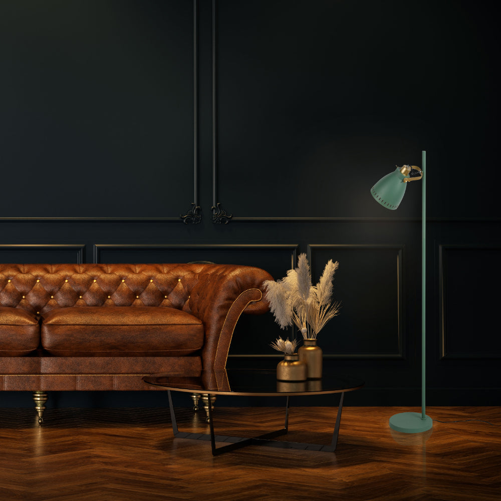 Lámpara de pie con pantalla cónica y detalles dorados, ideal para salas de estar con decoración moderna y elegante.