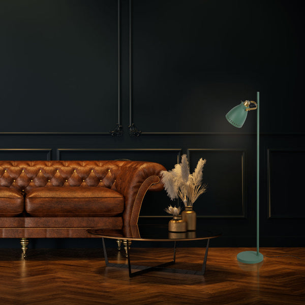Lámpara de pie con pantalla cónica y detalles dorados, ideal para salas de estar con decoración moderna y elegante.