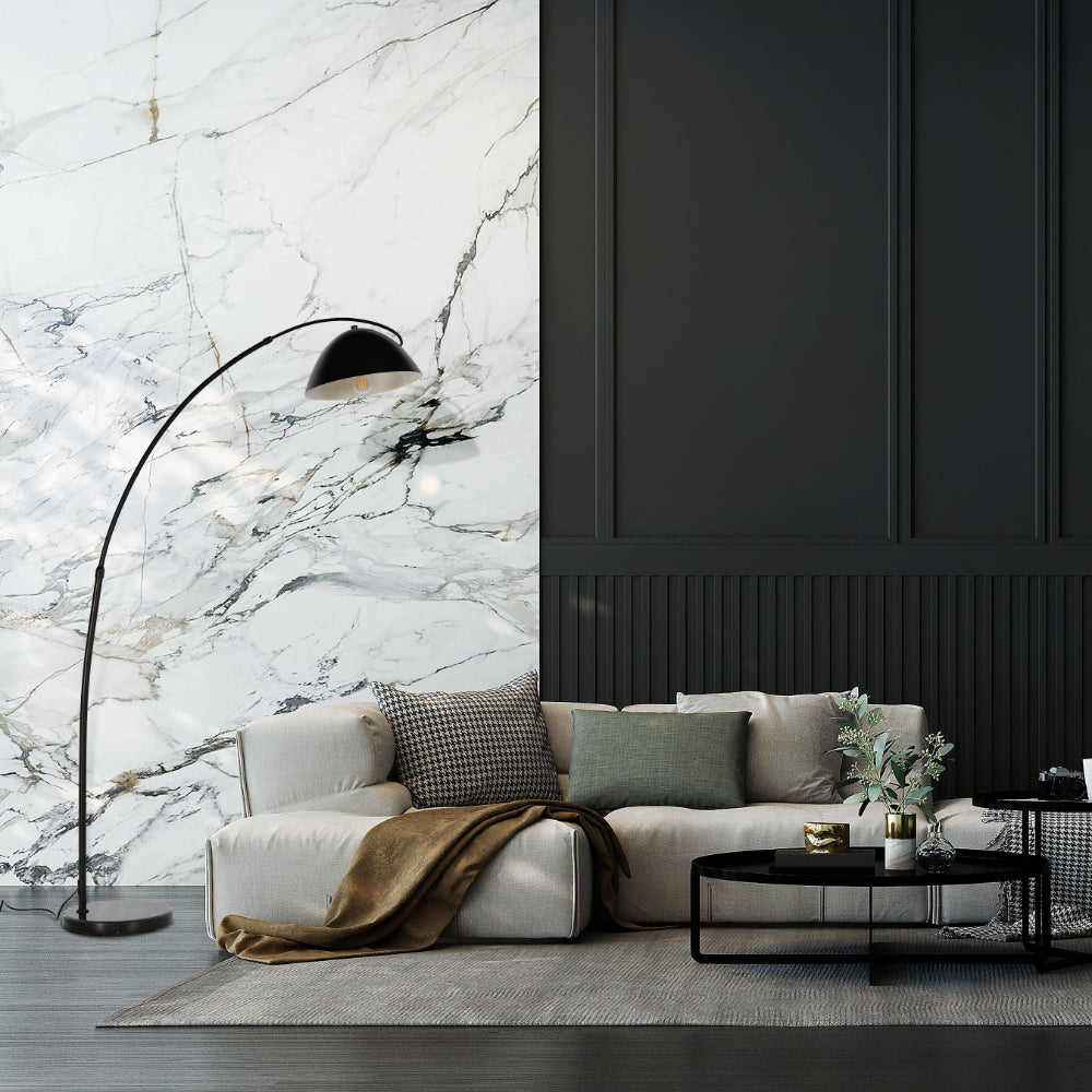Lámpara de pie curva con pantalla de cúpula negra, ideal para salas de estar con decoración moderna y elegante.