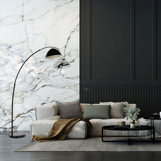 Lámpara de pie curva con pantalla de cúpula negra, ideal para salas de estar con decoración moderna y elegante.
