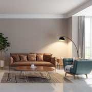 Lámpara de pie curva negra con pantalla de cúpula, ideal para salones con estilo moderno y elegante.