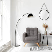 Lámpara de pie curva negra con pantalla de domo, perfecta para salones modernos y elegantes, proporcionando una iluminación cálida y acogedora.
