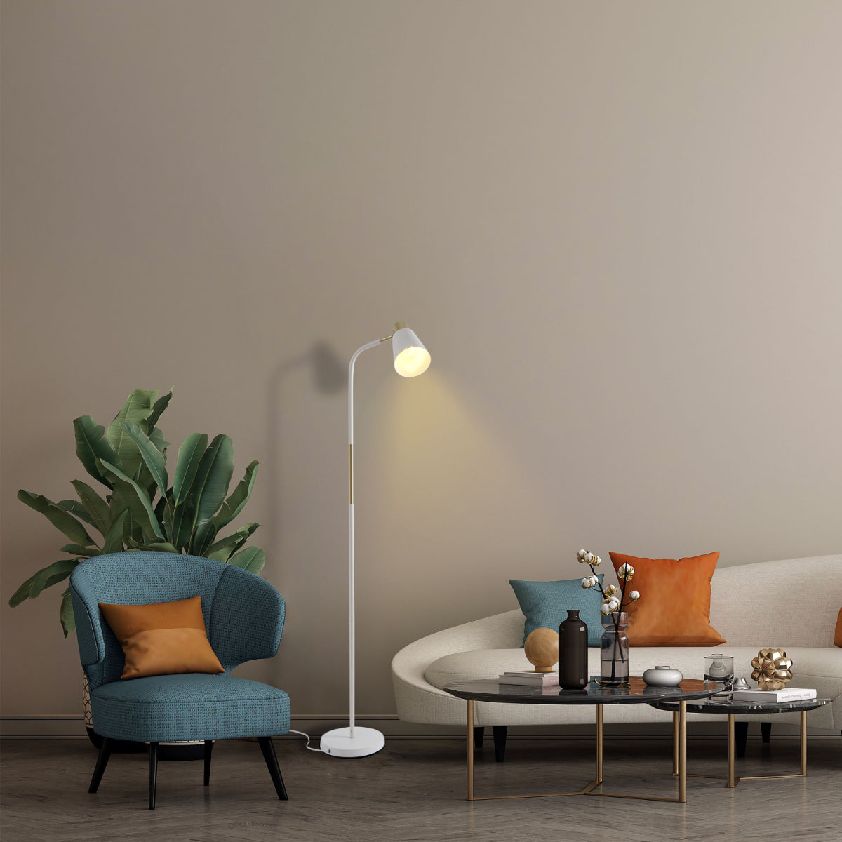 Lámpara de pie con acentos dorados, ideal para interiores modernos en salas de estar o estudios, aportando un toque elegante y contemporáneo.