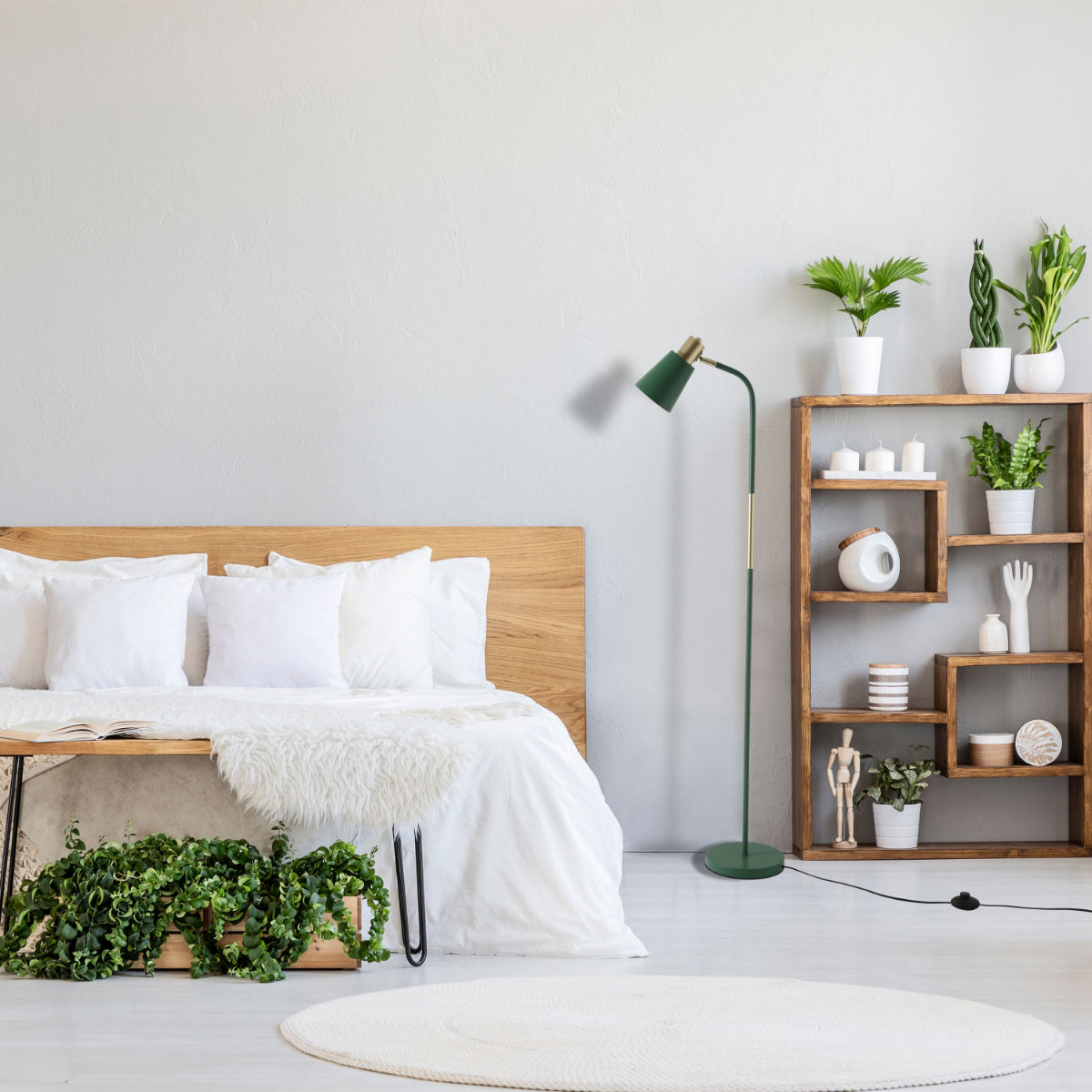 Lámpara de pie con diseño curvo y acentos dorados, ideal para salas de estar modernas y elegantes.