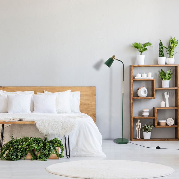 Lámpara de pie con diseño curvo y acentos dorados, ideal para salas de estar modernas y elegantes.