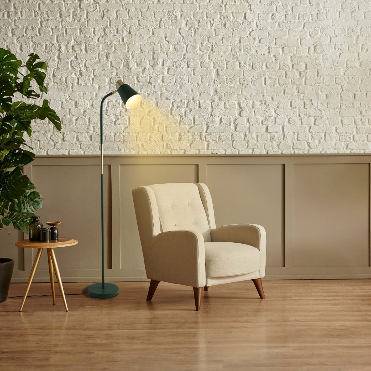 Lámpara de pie con acentos dorados en un salón moderno, ideal para aportar estilo y funcionalidad a espacios contemporáneos.