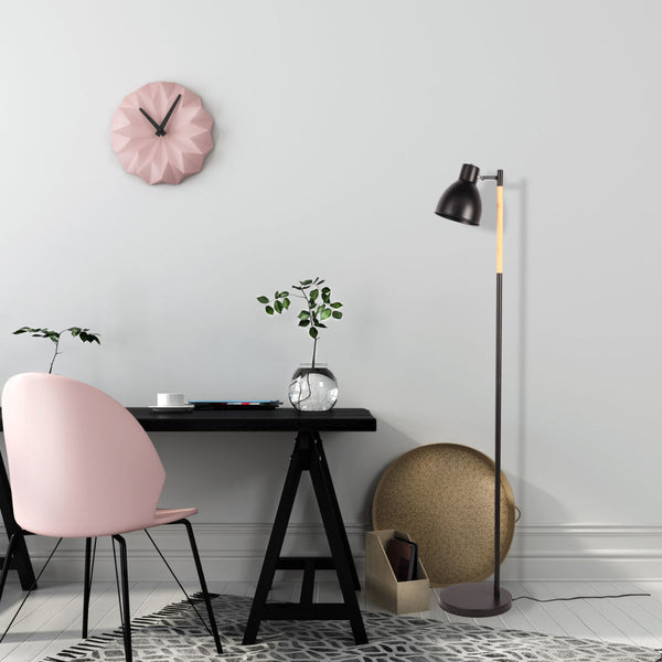 Lámpara de pie nórdica con acento de madera, ideal para salas de estar modernas, con pantalla rotatable y diseño elegante.