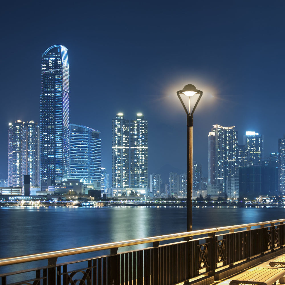 Lámpara de jardín LED tipo UFO de 60W, ideal para pathways y espacios exteriores con estilo moderno y funcional.