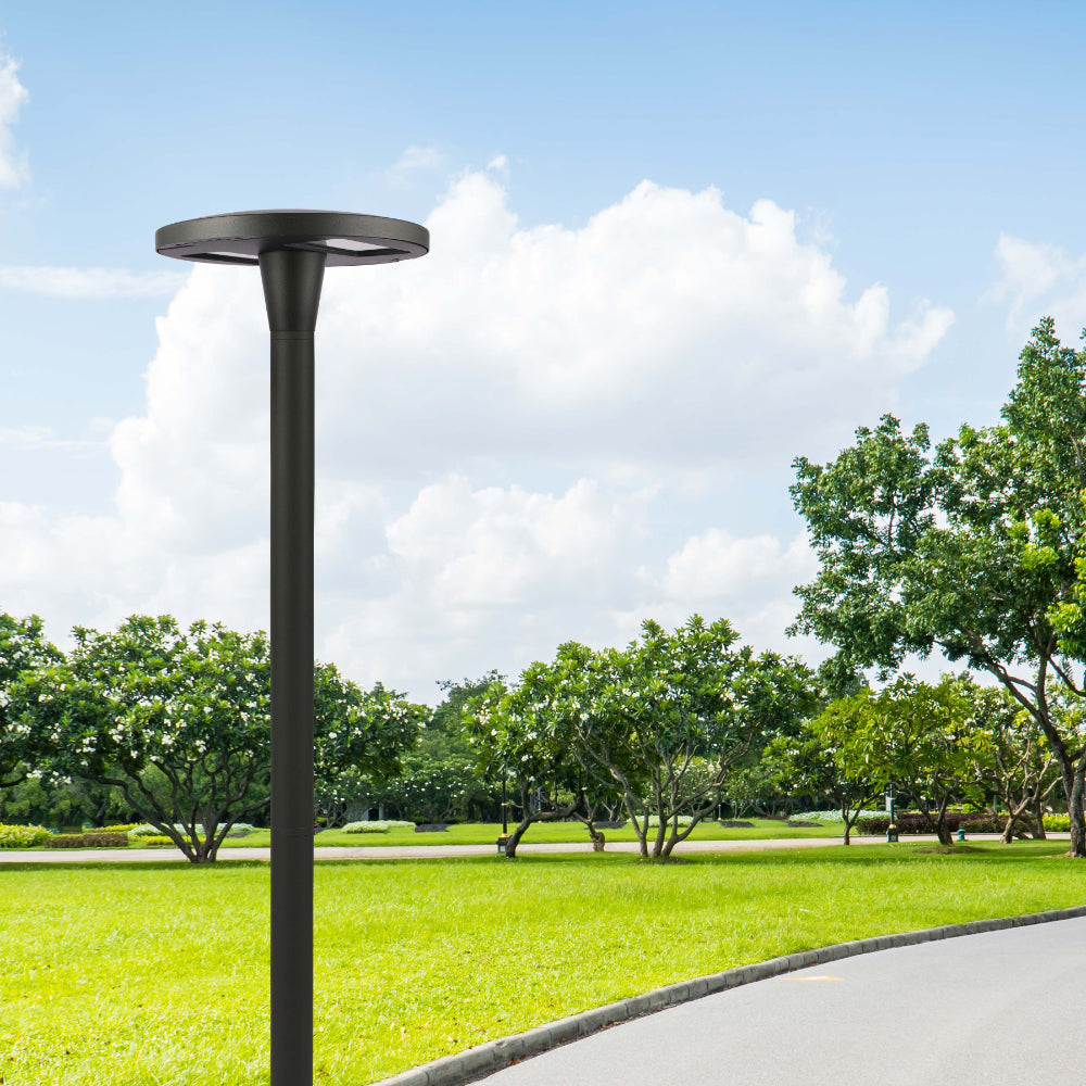 Lámpara de jardín LED de 60W, ideal para caminos, con diseño moderno y ajuste de temperatura de color en espacios exteriores.