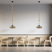 Imagen de una lámpara colgante de metal negro y cuerda de yute, perfecta para iluminar cafeterías con estilo industrial.