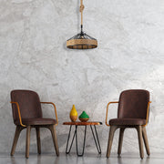 Lámpara colgante de metal negro con jaula de cuerda de yute, ideal para un ambiente rústico en comedores o salones modernos.