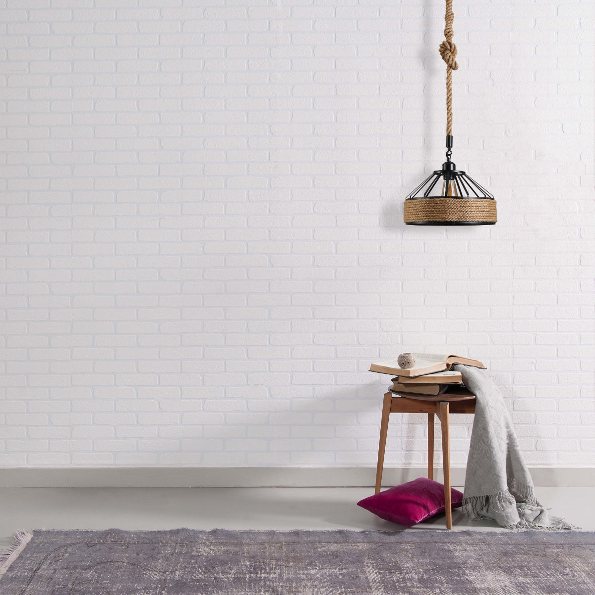 Lámpara colgante de metal negro con jaula de cuerda de yute, ideal para comedores de estilo industrial.