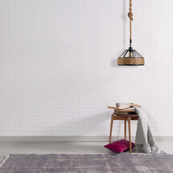 Lámpara colgante de metal negro con jaula de cuerda de yute, ideal para comedores de estilo industrial.