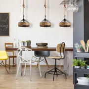 Lámpara colgante de metal negro y cuerda de yute en una cocina moderna, perfecta para un estilo industrial y acogedor.