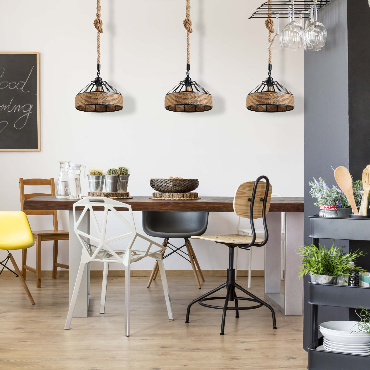 Lámpara colgante de metal negro y cuerda de yute en una cocina moderna, perfecta para un estilo industrial y acogedor.