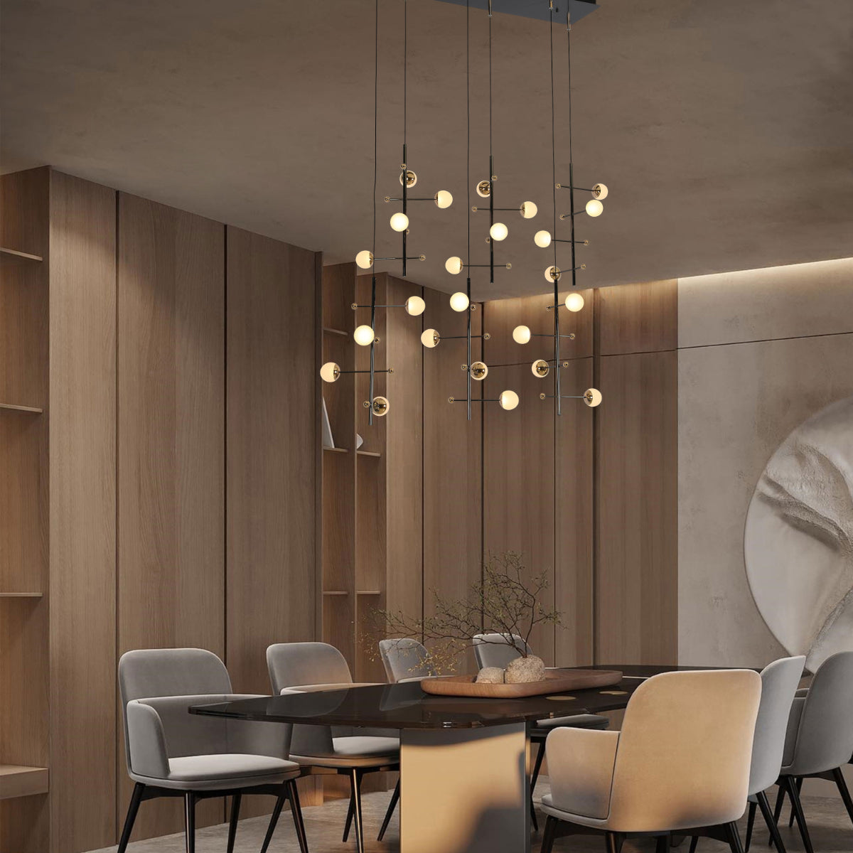 Iluminación moderna de candelabro dorado, perfecta para comedores elegantes y decoraciones contemporáneas.