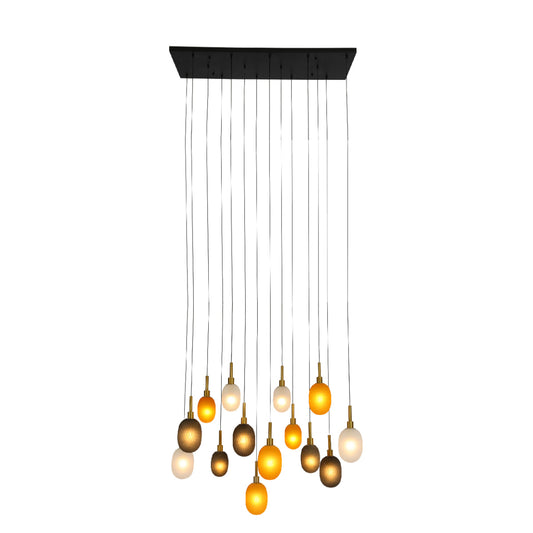 Luz colgante multi-pendiente en un espacio moderno, ideal para comedores o salas con un toque contemporáneo y elegante.