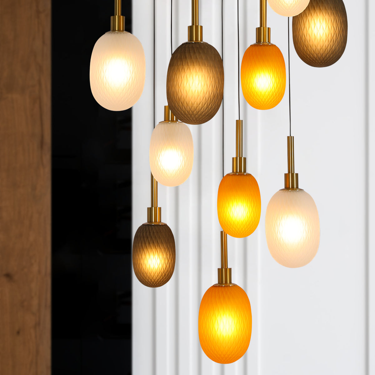 Lámpara colgante múltiple en espacio moderno, ideal para comedores o salas de estar, combinando estilo contemporáneo y funcionalidad elegante.
