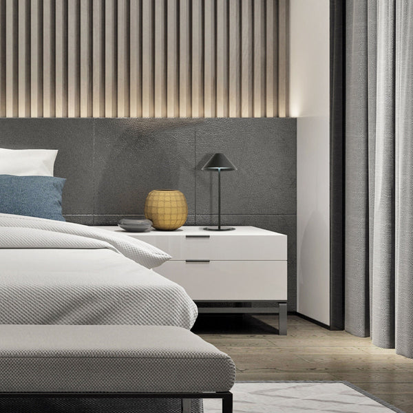Lámpara LED recargable de doble fuente en forma de cono, ideal para espacios de trabajo modernos y decoración contemporánea.