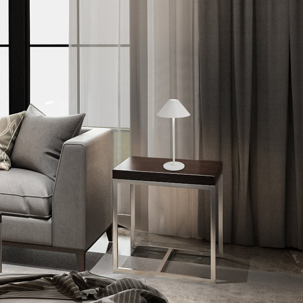 Lámpara LED cónica recargable en uso, perfecta para salas modernas y decoración contemporánea, brindando luz versátil y elegante.