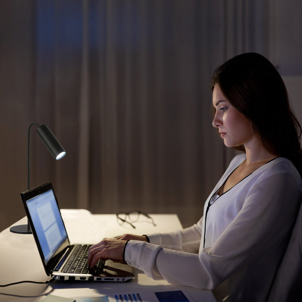 Lámpara LED de clip Magna Lume, ideal para espacios de trabajo o lectura, con diseño moderno y funcional.