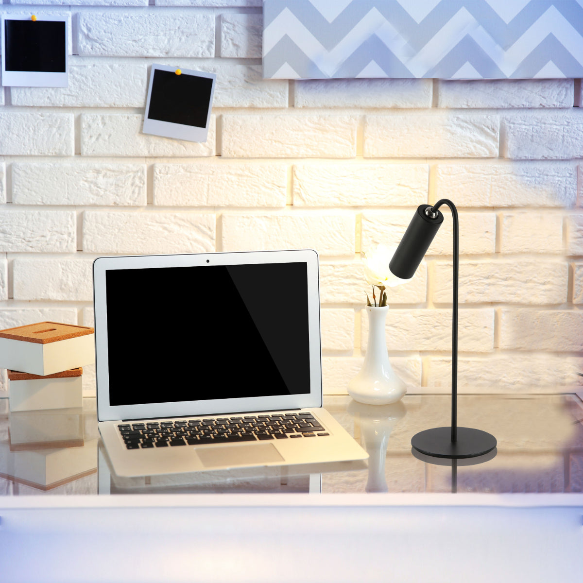 Lámpara LED montada en clip en un escritorio moderno, ideal para oficinas y espacios de trabajo contemporáneos.