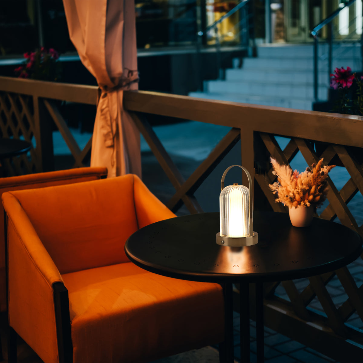 Lámpara de linterna recargable, perfecta para iluminar espacios exteriores en estilo contemporáneo. Ideal para camping o reuniones al aire libre.