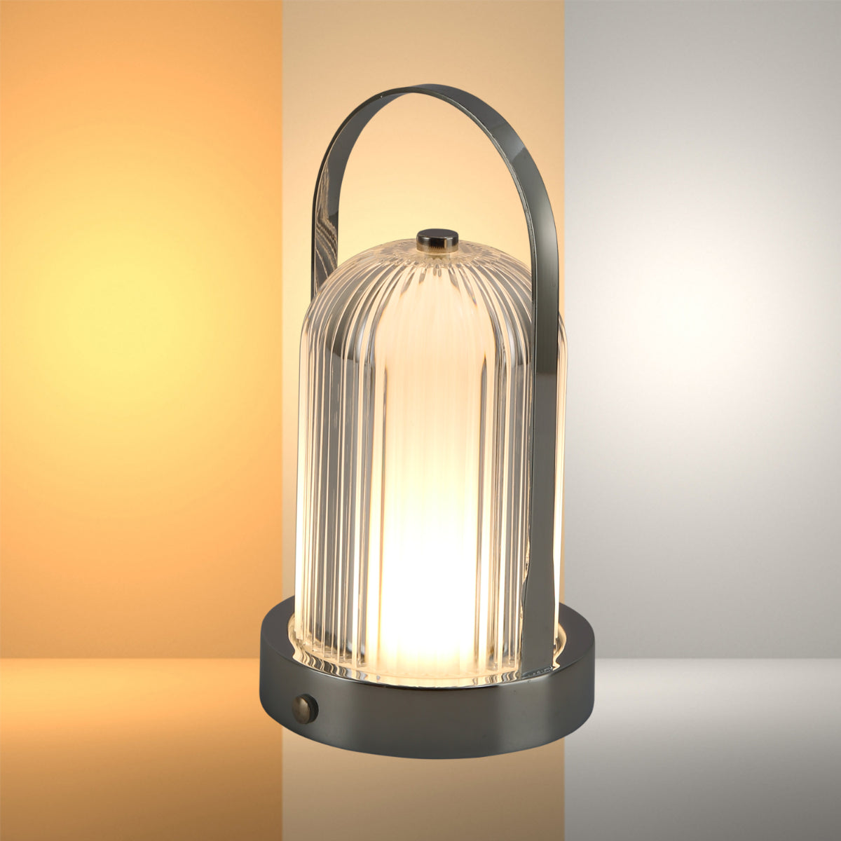 Lámpara de lantern recargable con diseño moderno, ideal para exteriores o interiores en decoración contemporánea.