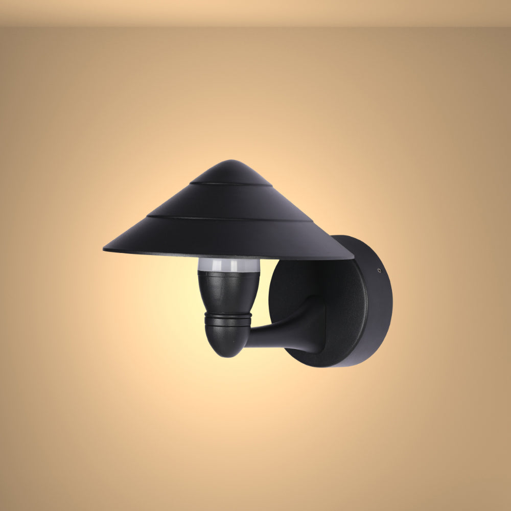 Luz de pared moderna en forma de cono negro, ideal para exteriores con un estilo contemporáneo. Perfecta para entradas y jardines.