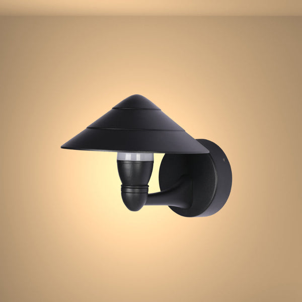 Luz de pared moderna en forma de cono negro, ideal para exteriores con un estilo contemporáneo. Perfecta para entradas y jardines.