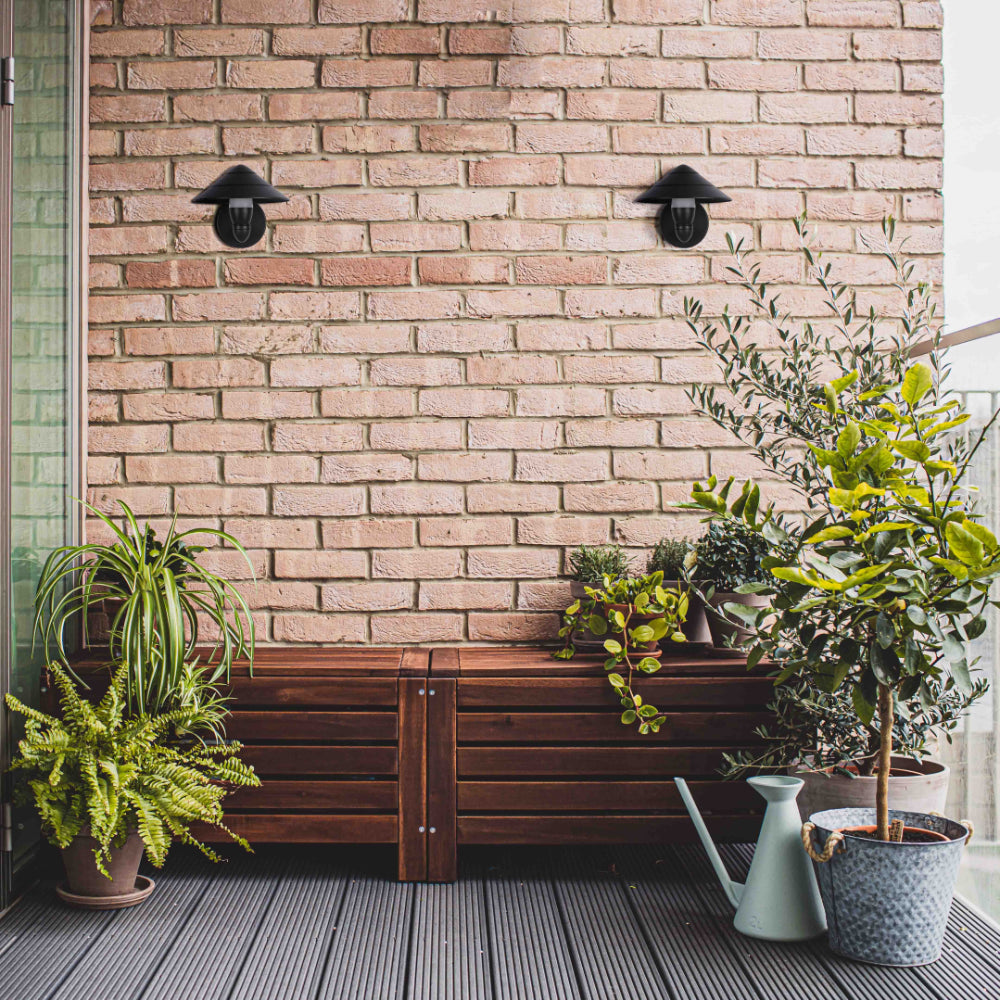 Luz de pared LED exterior con diseño moderno en forma de hongo, ideal para jardines con estilo contemporáneo y funcionalidad.