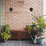 Luz de pared LED exterior con diseño moderno en forma de hongo, ideal para jardines con estilo contemporáneo y funcionalidad.