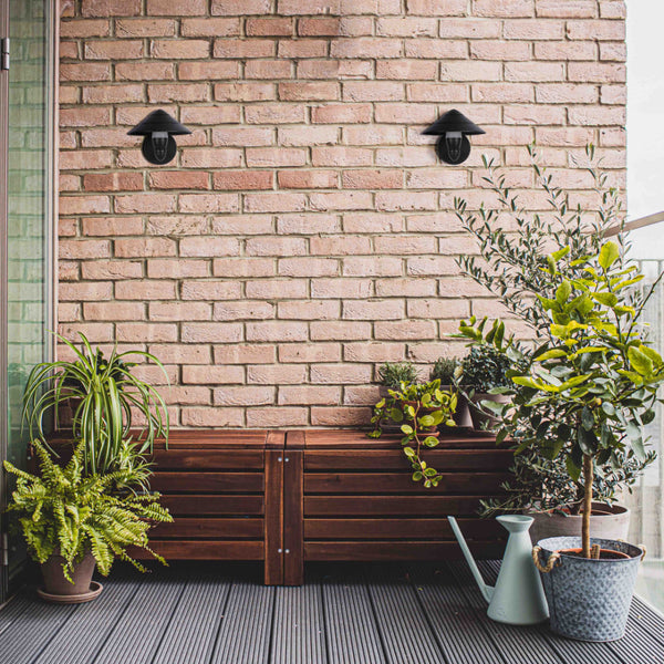 Luz de pared LED exterior con diseño moderno en forma de hongo, ideal para jardines con estilo contemporáneo y funcionalidad.