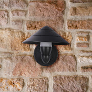 Aplique de pared LED en forma de hongo negro, ideal para exteriores con estilo moderno y funcional para jardines o patios.