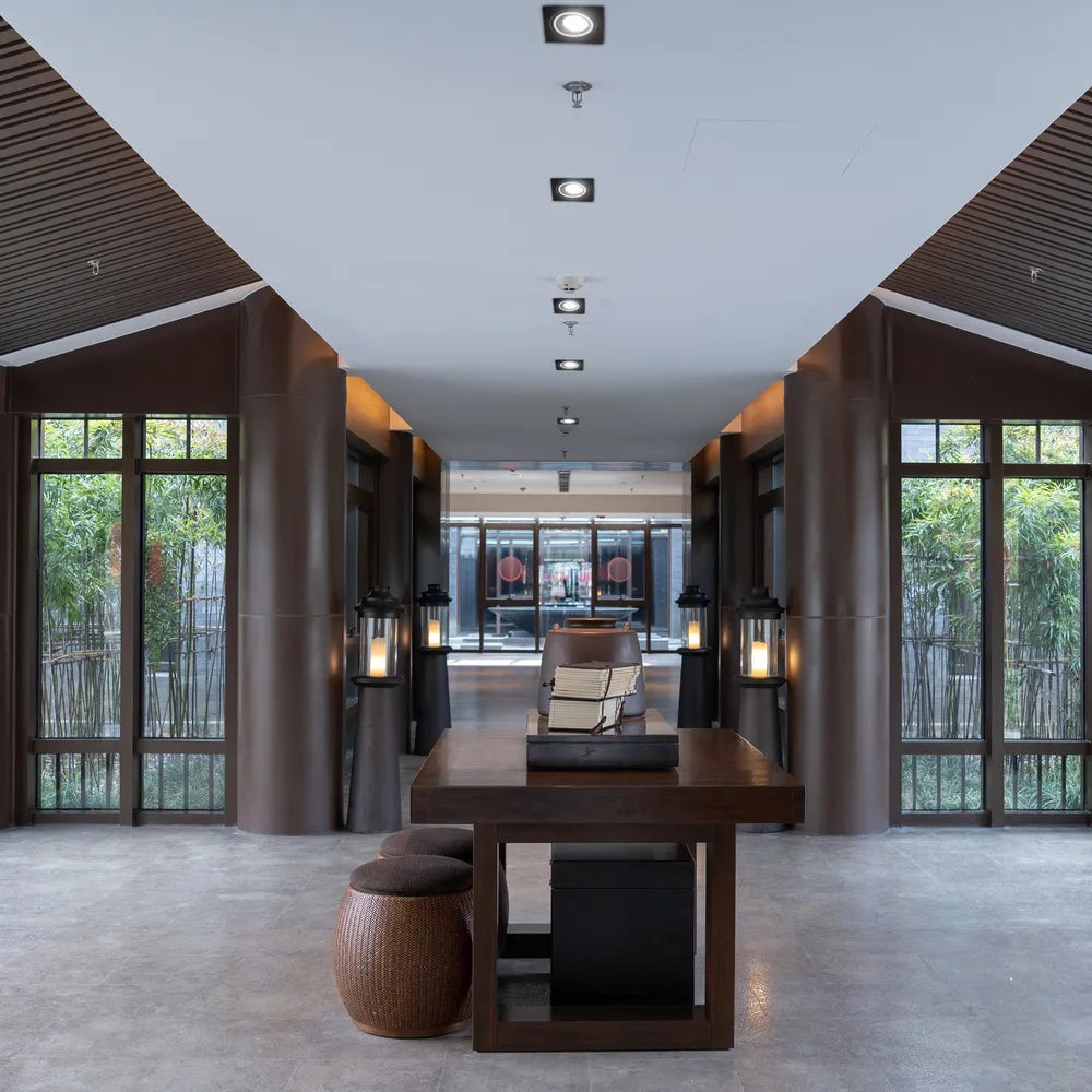 Foco empotrable cuadrado GU10 iluminando una sala de estar moderna con decoración elegante y estética contemporánea.143-03400