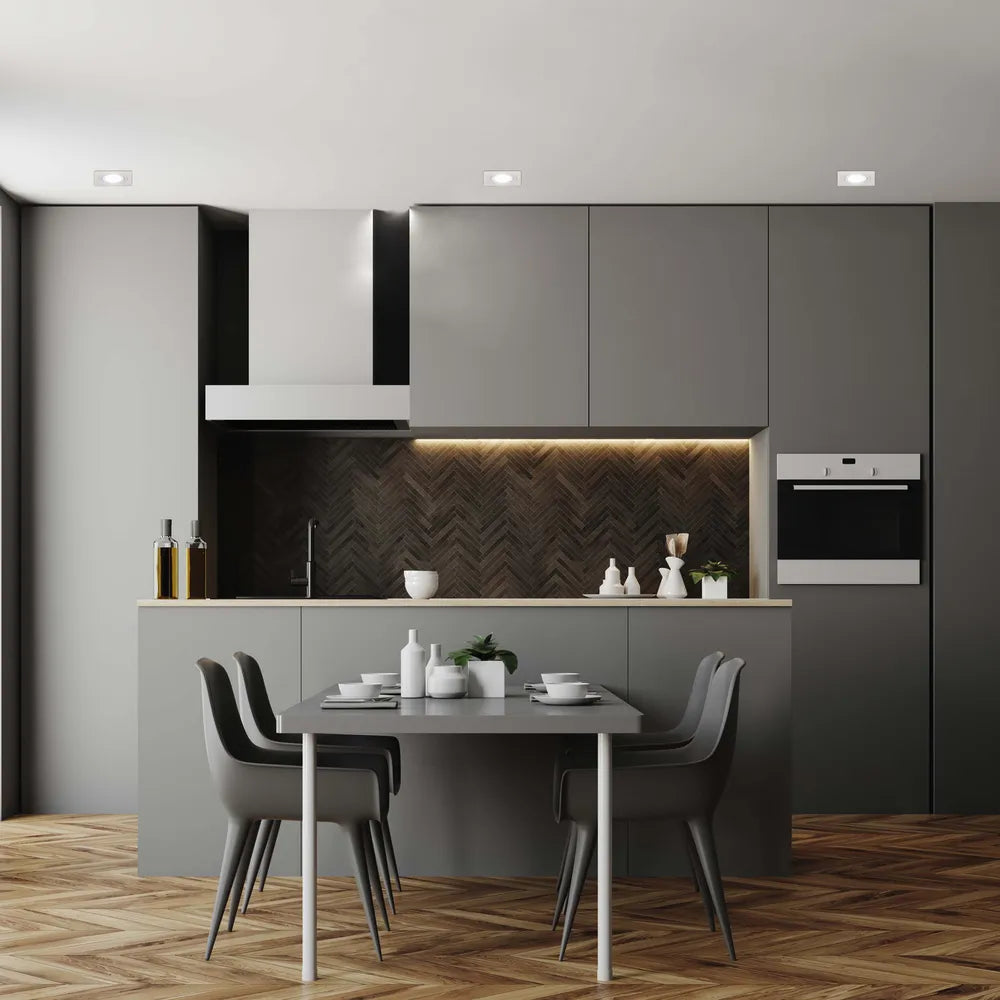 Luminaria empotrada GU10 elegante en una cocina moderna, mejorando la decoración minimalista con una iluminación brillante y focalizada y un diseño limpio y cuadrado.143-03401