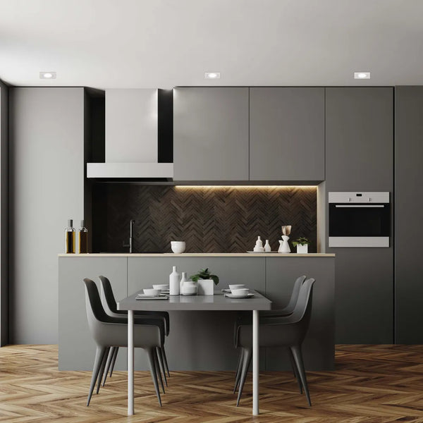 Luminaria empotrada GU10 elegante en una cocina moderna, mejorando la decoración minimalista con una iluminación brillante y focalizada y un diseño limpio y cuadrado.143-03401