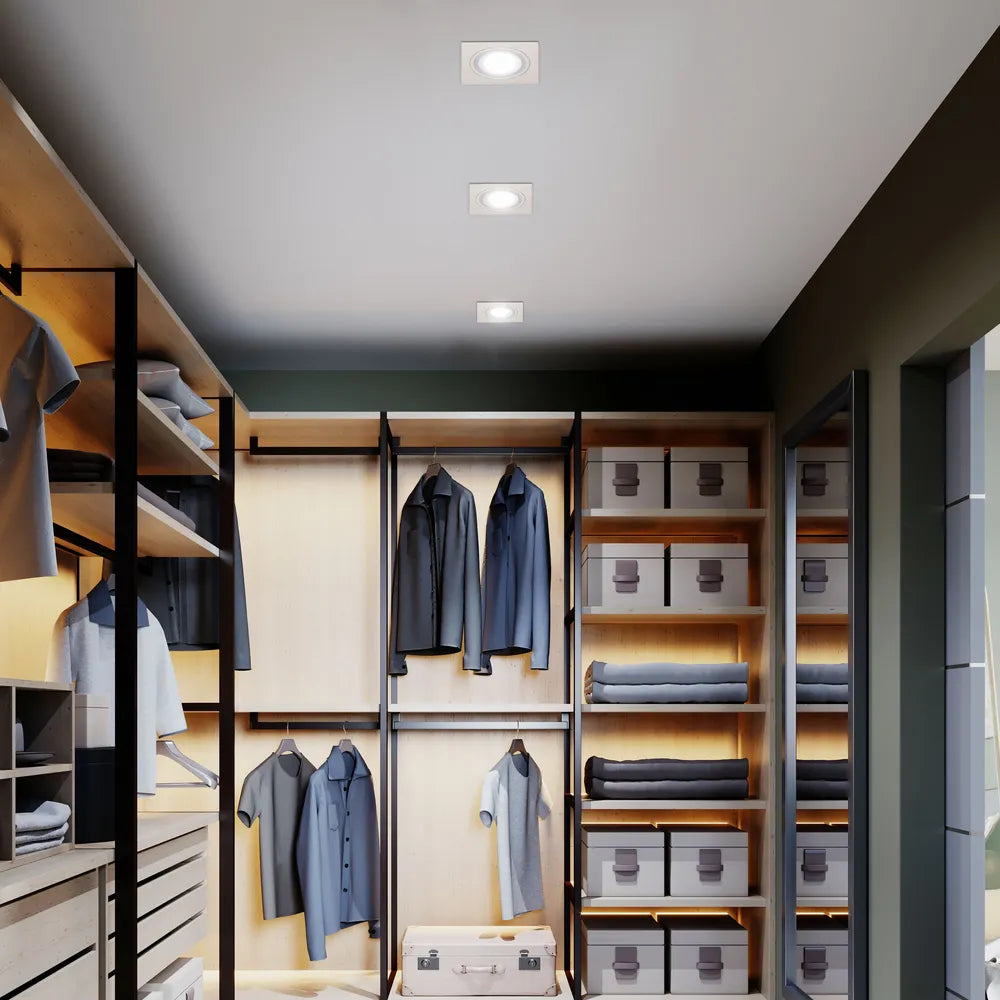 Una elegante luminaria empotrada GU10 ilumina una sala de estar moderna con decoración minimalista, mejorando el ambiente elegante sin esfuerzo.143-03401