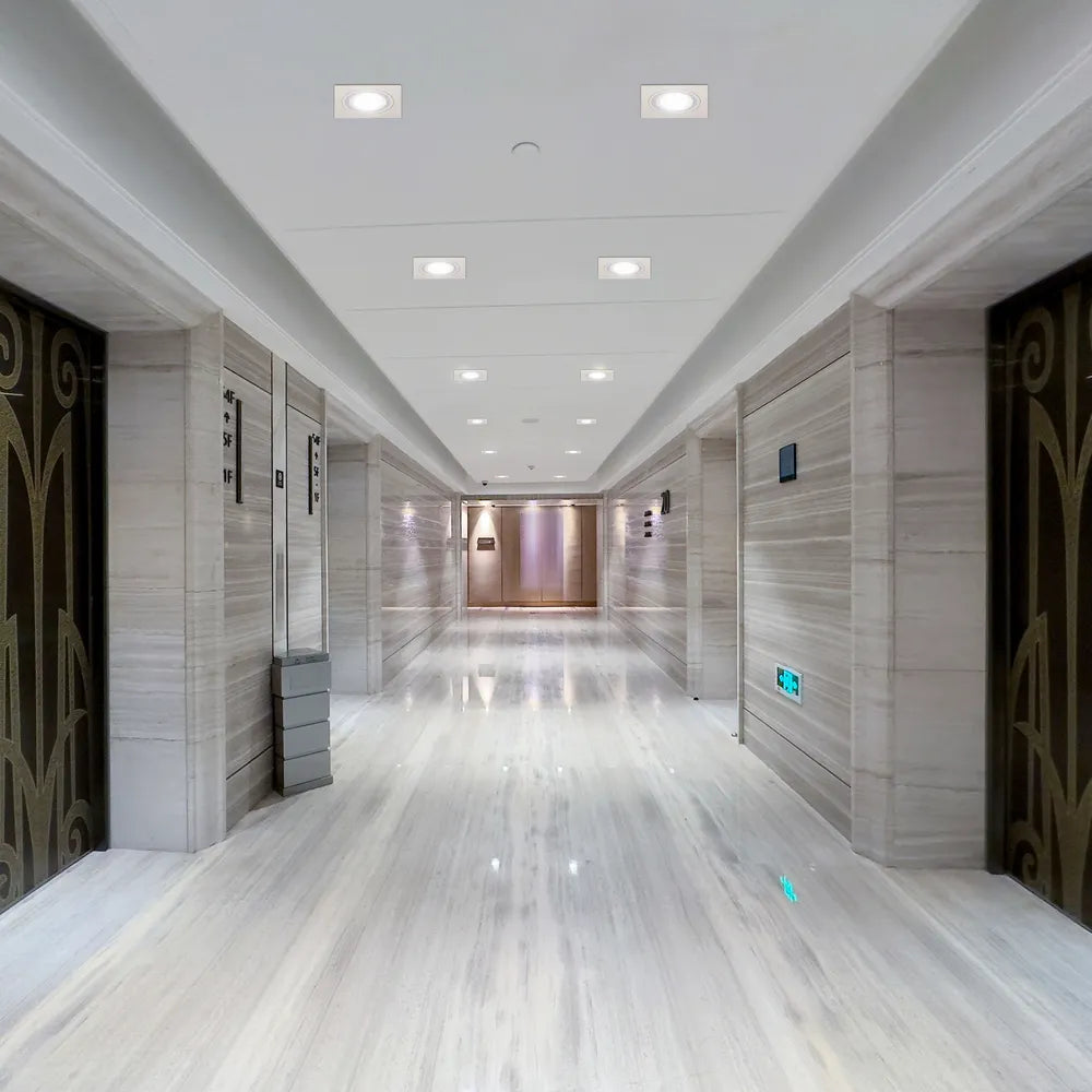 Luminaria de downlight GU10 elegante empotrada en una cocina moderna, que resalta la decoración minimalista y mejora la iluminación ambiental para crear una atmósfera acogedora.143-03401