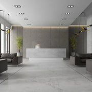 Elegante luminaria empotrada GU10 en una sala de estar moderna, que realza la decoración contemporánea con iluminación brillante y enfocada.143-03402
