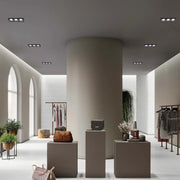 Luminaria de empotrar cuadrada GU10 que ilumina una sala de estar moderna con decoración minimalista, mejorando la atmósfera y el estilo.143-03404