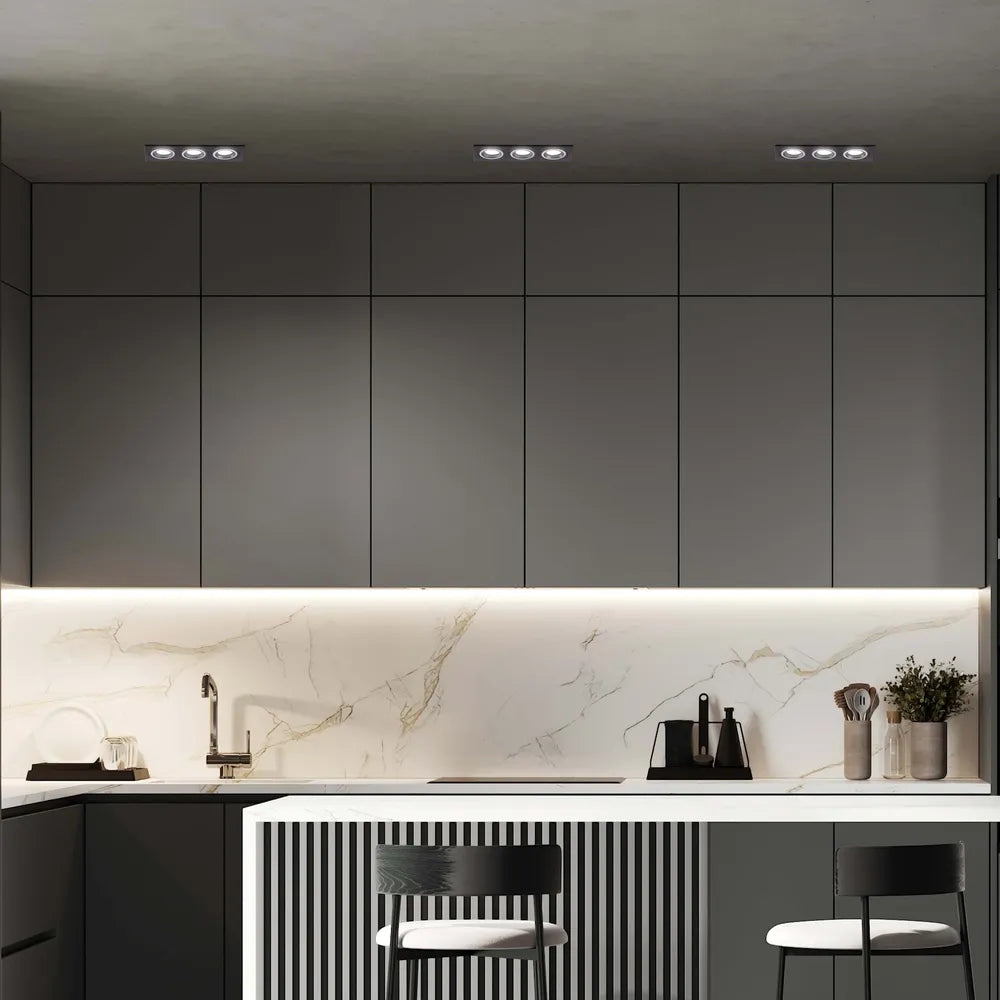 Moderno accesorio de downlight GU10 en una elegante sala de estar, mejorando la decoración contemporánea con su diseño empotrado y elegante.143-03404