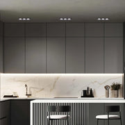 Moderno accesorio de downlight GU10 en una elegante sala de estar, mejorando la decoración contemporánea con su diseño empotrado y elegante.143-03404