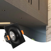La luminaria empotrable GU10 ilumina una sala de estar moderna con decoración minimalista, proporcionando una iluminación cálida y sin reflejos para un ambiente acogedor.143-03994