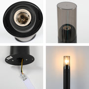 Imagen en primer plano de un farol de bolardo exterior, ideal para senderos en jardines de estilo moderno y elegante.