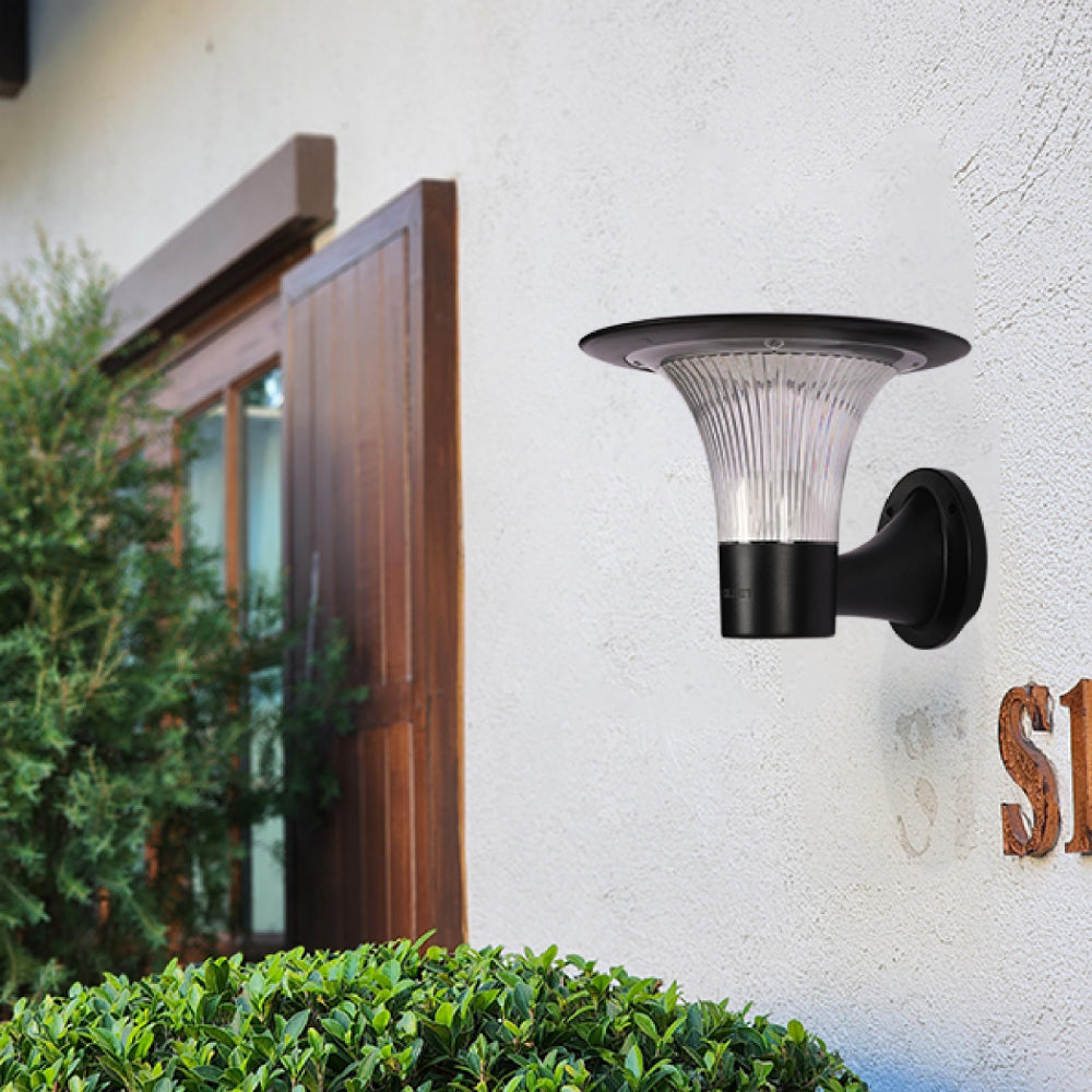 Luz LED solar de pared y sendero de 15W, perfecta para jardines modernos y exteriores con iluminación eficiente y elegante.